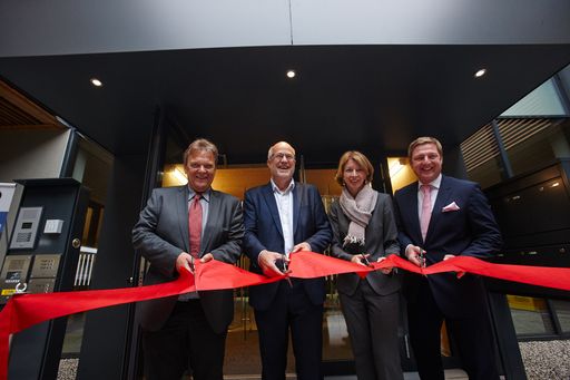 Von links: Gilbert Isep (Gesellschafter), Mag. Hans
Schönegger, Geschäftsführer des High Tech Campus Villach,
Landeshauptmannstellvertreterin Dr. Gaby Schaunig, Villachs
Bürgermeister Günther Albel bei der feierlichen Eröffnung des High
Tech Campus Villach.