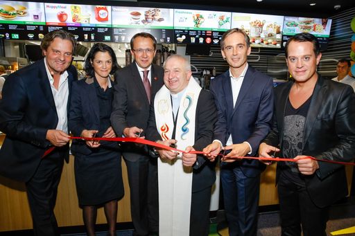 Das neue McDonald’s Restaurant in St. Pölten wird
offiziell eröffnet (v. l.): Franchisenehmer Andreas Schwerla,
Restaurantmanagerin Alexandra Lindenhofer, der St. Pöltner
Bürgermeister Matthias Stadler, Pfarrer Weithold Prusinski,
McDonald’s Österreich Managing Director Andreas Schmidlechner und
der Entertainer Gregor Glanz. Weitere Bilder gerne auf Anfrage.