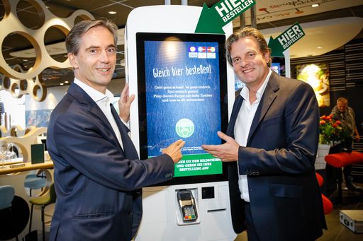Vorschau Bild von Die erste Bestellung bei Franchisenehmer Andreas
Schwerla durfte McDonald’s Österreich Managing Director Andreas
Schmidlechner aufgeben. Weitere Bilder gerne auf Anfrage.