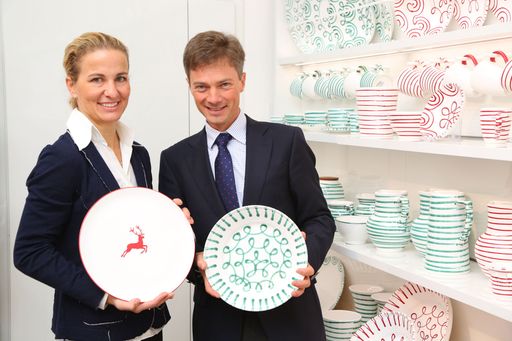http://www.apa-fotoservice.at/galerie/7145 Im Bild
vlnr: Mag.Martina Lillie (GF Albin Denk) und Jakob von Wolff (GF
Gmundner Keramik)