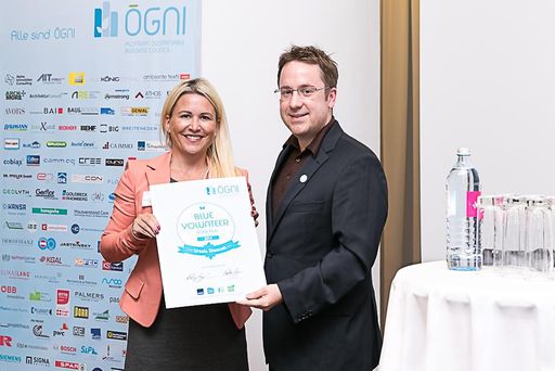  ÖGNI: Den sechsten Geburtstag würdig gefeiert. Im
Bild: Ursula Simacek (Simacek), Philipp Kaufmann (ÖGNI)
