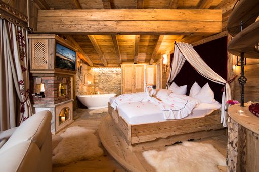  Die Romantiksuite „Bischofer Bergwelt“ in der
Bischoferalm.