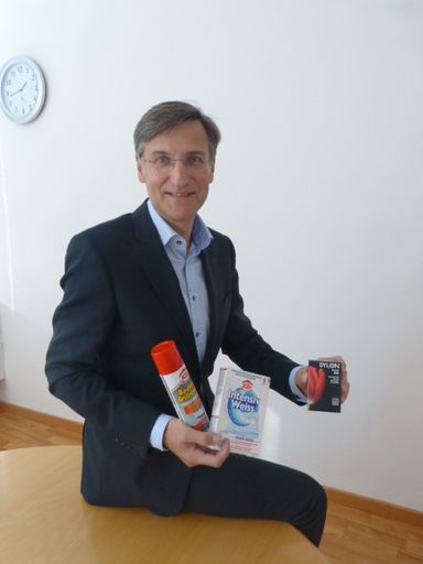 Nach der erfolgreichen internationalen Akquisition
der Spotless Group im Vorjahr ging am 1. Oktober 2015 auch der
Vertrieb der Marken K2r (Waschhilfsmittel, Fleckenlöser und
Backofenreiniger) sowie Dylon (Textilfarben) an Henkel in Österreich
über. „Die beiden Marken ergänzen unser bestehendes Sortiment
optimal und bieten Potenzial für weiteres profitables Wachstum“,
erklärt Mag. Georg Grassl, General Manager Laundry & Home Care
Österreich Henkel CEE.