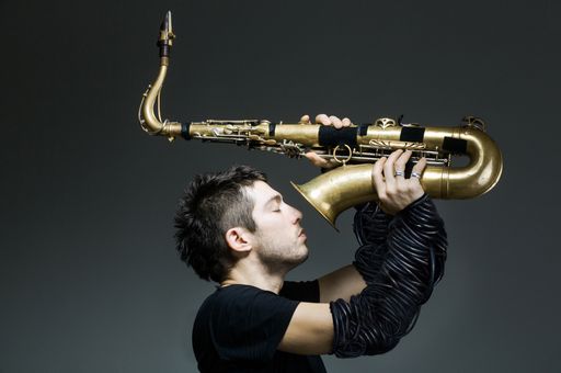 Vorschau Bild von Mit Saxophon, Gitarre, Bass und Schlagzeug sind
Guillaume Perret & The Electric Epic stets auf der Suche nach einem
neuen Sound, zu sehen 25. Oktober um 23 Uhr im Republic Theater.