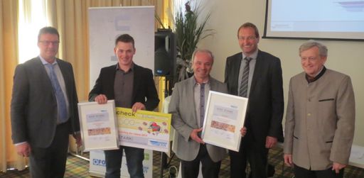 Robert Pree und Ernst Derfeser, beide
Stv.-Vorsitzende des Güteverbandes Transportbeton, und Hans
Andorfer, Vorsitzender der Prüfungskommission bei der
Lehrabschlussprüfung, freuen sich über das Know-how und Engagement
von Andreas Humer, dem „Lehrling des Jahres“.