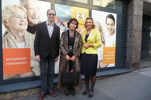  Schauspielstar Edith Leyrer (Mitte) bewies durch
ihren Besuch der Club 21-Jubiläumsfeier abermals ihre besondere
Verbundenheit mit dem Wiener Hilfswerk. Wiener Hilfswerk-Präsidentin
Karin Praniess-Kastner (rechts) und Geschäftsführer-Stv. Johann
Seidl (links) freuten sich über die prominente Unterstützung.