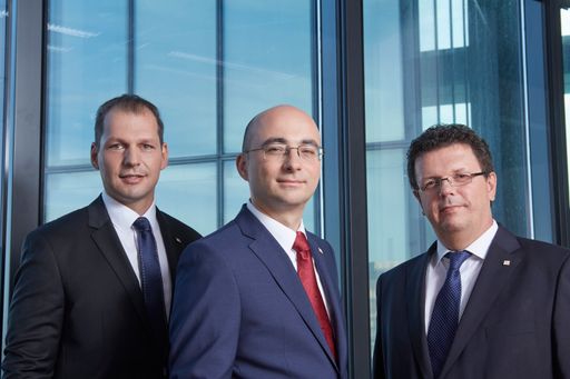 Vorschau Bild von Mag. Jörg Sollfelner (Mitte) wird gemeinsam mit den
beiden Geschäftsführern Mag. Christian Wojta, MBA (r.) und Mag.
Markus Felder, MSc (l.) in Zukunft die Geschäfte der EAA führen.