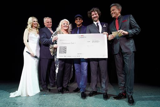  Bild zu OTS - http://www.apa-fotoservice.at/galerie/6963 Im Bild
v.l.n.r. Silvia Schneider, Bundesminister Rudolf Hundstorfer, Marika
Lichter, Xavier Naidoo, Mag. Sven Joosten (BESTSELLER) und Alfons
Haider