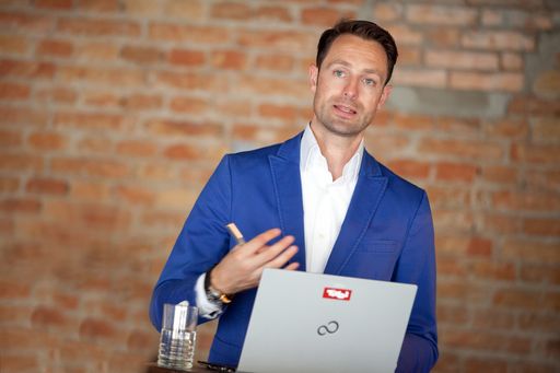  Adrian Egger (Thermarium Geschäftsführer und
Österreichischer Global Wellness Day Botschafter) übernimmt
Lehrauftrag im Rahmen des MBA-Studiengangs „International
Hospitality and Spa Management (HSM)“ an der FH Joanneum