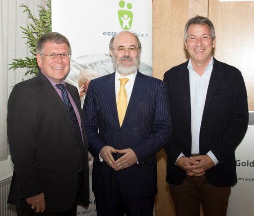  Die Gründer und Leiter des Kinderwunschzentrums
Goldenes Kreuz Andreas Obruca (links) und Heinz Strohmer (rechts)
mit Sektionsleiter Clemens Martin Auer (Mitte)