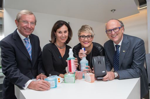 LH Haslauer und Familie Hagleitner bei der
Eröffnung der neuen Spendermontage
