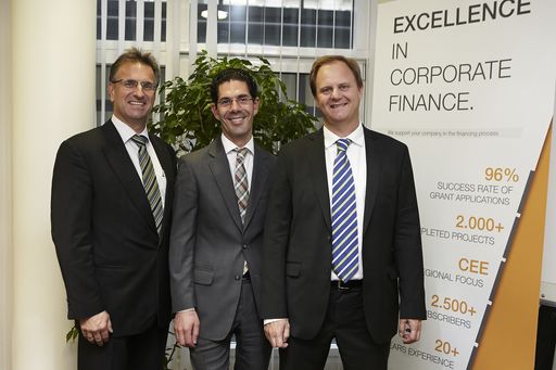  http://www.apa-fotoservice.at/galerie/7116 Am Bild
v.l.n.r.: Roland Gutmann (Geschäftsführer accounting for funding),
Mag. Michael Dessulemoustier-Bovekercke (Wirtschaftsprüfer und
Steuerberater, Geschäftsführer Moore Stephens City Treuhand) und
Javier Calvet-Stoffel (Senior Consultant m27 Finance) gaben Gründe
für ihre Kooperation an und erläuterten dem interessierten Publikum
die nachhaltigen Voreile für sie!