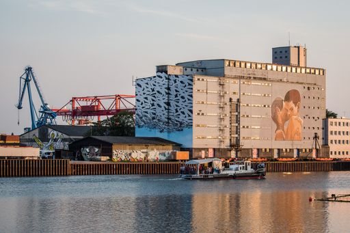 Die beliebten Hafenrundfahrten am Linz AG Schiff MS Eduard gibt
es regelmässig ab Frühjahr 2016. Die Tourguides erzählen von den
Bildern, den Künstlern, den Techniken und Produktionsweisen - und
zum Abschluss gibt´s für alle Gäste einen Graffiti Crash-Kurs an
einer der Hafenwände.