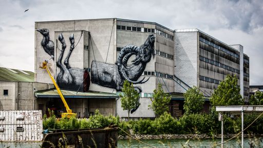 Vorschau Bild von Der belgische Künstler Roa bringt 2013 den ersten echten
"Gamechanger" für die Hafengalerie. Plötzlich schreiben Blogger in
Brooklyn und Paris über Mural Harbor. Künstler aus aller Welt fragen
um Wände an und auch aus Linz kommt durchwegs positives Feedback zu
dem blutigen Motiv.