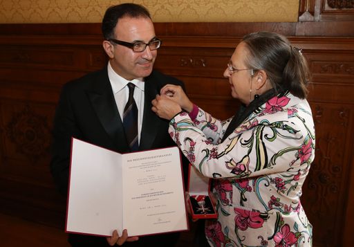 Frau Ministerialrätin Mag. Hildegard Siess überreicht Dipl.-Ing.
das Ehrenzeichen im Namen des Bundespräsidenten der Republik
Österreich