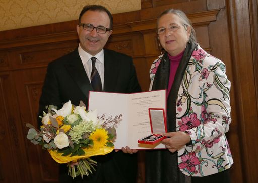 Vorschau Bild von Frau Ministerialrätin Mag. Hildegard Siess überreicht Dipl.-Ing.
das Ehrenzeichen im Namen des Bundespräsidenten der Republik
Österreich