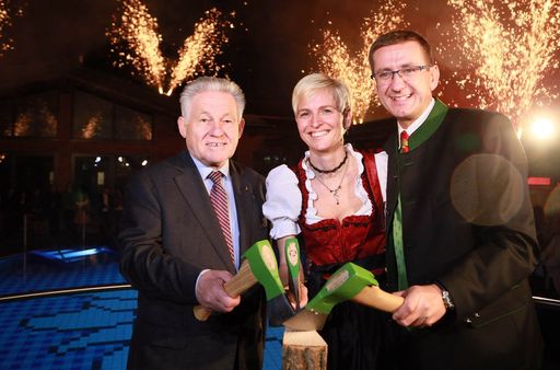 Vorschau Bild von Mit einem fulminanten Feuerwerk wurde die neue
AusZeit eröffnet - Eurothermen-Generaldirektor Markus Achleitner mit
Gattin Silke und Aufsichtsrats-Chef LH Dr. Josef Pühringer freuten
sich über den Start der neuen AusZeit. (v.r.)