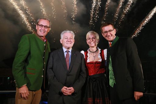 Mit einem fulminanten Feuerwerk wurde die neue
AusZeit eröffnet - Eurothermen-Generaldirektor Markus Achleitner mit
Gattin Silke, Aufsichtsrats-Chef LH Dr. Josef Pühringer und Bad
Schallerbachs Bürgermeister Gerhard Baumgartner feierten mit 400
Gästen die neue AusZeit Bad Schallerbach (v.r.)