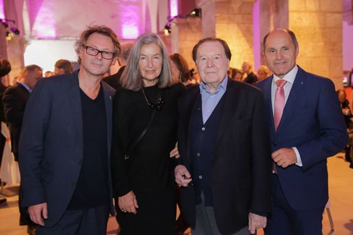  http://www.apa-fotoservice.at/galerie/7181/ Im Bild
v.l.n.r.: Hans-Peter Wipplinger (langjähriger Direktor Kunsthalle
Krems), Elfie Semotan, Gerhard Rühm, Wolfgang Sobotka
(Landeshauptmann-Stellvertreter Niederösterreich).