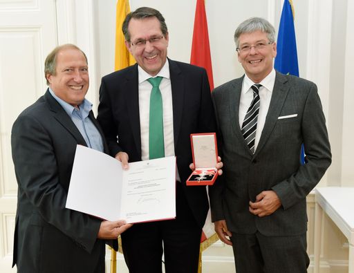  Verleihung von Bundes- und Landesehrenzeichen, AKL,
Spiegelsaal mit LH Dr.Peter Kaiser.LR Rolf Holub,
Prof.Dkfm.Dr.Dieter Brodel, LH Dr.Peter Kaiser.©fritzpress