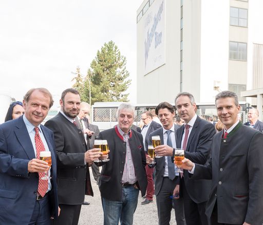 Vorschau Bild von DI Dr. Markus Liebl / Generaldirektor Brau Union
Österreich, Gerhard Teufel / Dollfuss Getränkehandel, Peter Bruckner
/ Bierbrauer Erzbräu Gruberg, Mag. Johann Seper / Bezirkshauptmann
Scheibbs, Ing. Mag. Hubert Schuhleitner / CEO ZKW Group, DI
Christian Huber / Braumeister Wieselburg