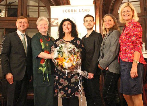 NAbg.Johann Höfinger, Rosa Raab, Direktorin der HBLA Sitzenberg,
C.H. Huber, Gewinnerin Kategorie „Prosa“, Thomas Kodnar, Gewinner
Kategorie „Junge Autoren“, Martina Sens, Gewinnerin Kategorie
„Lyrik“ und Klaudia Tanner, Direktorin des NÖ Bauernbunds und Obfrau
von Forum Land (v.l.n.r.).