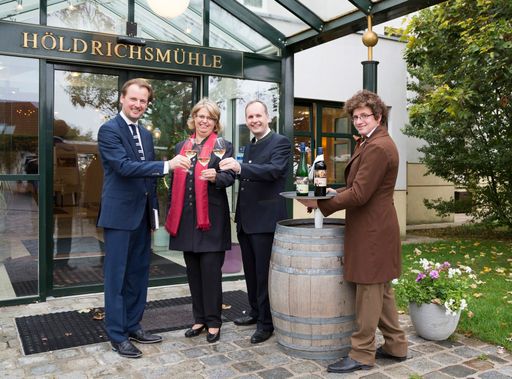 „20 Jahre Höldrichsmühle“: (v.l.): Mag. Gabriel
Schandl, Buchautor und Keynote-Speaker, Mag. Irene und Mag. Erich
Moser, Inhaber der Höldrichsmühle sowie Matthias Muck als
kostümierter Franz Schubert.