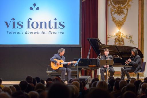 Vorschau Bild von Ferenc Snétberger mit 2 seiner Schüler