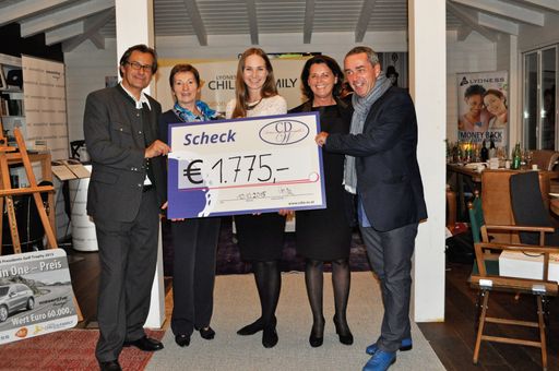 Feierliche Übergabe des Tombola-Erlöses (v.l.n.r.):
CDW-Präsident KommR. Josef Vuzem, Silvia Dick (Fa. Wiesenthal), Nina
Passegger (Verein Lyoness Child & Family Foundation), Silvia Kelemen
Weihs (Lyoness) und Wolfgang Fischer (Golf & Reisen)