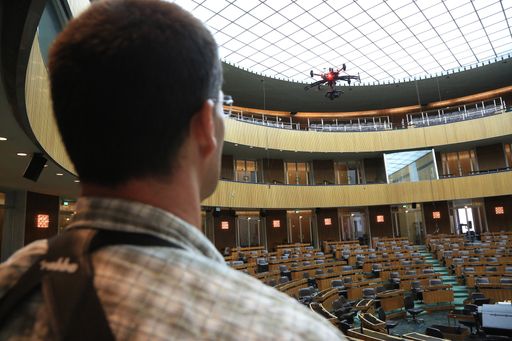 Vorschau Bild von Drohnenflug im Plenarsaal Parlament
