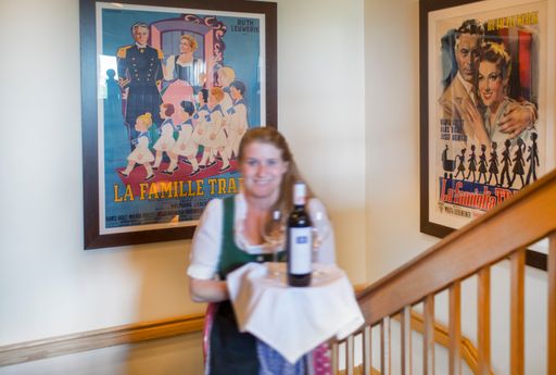 Vorschau Bild von In der Trapp Family Lodge (Vermont) vor Sound of
Music Postern aus aller Welt: Höpler Pinot Blanc und Pinot Noir als
Hausweine der Trapp Family Lodge - mit eigenem Etikett