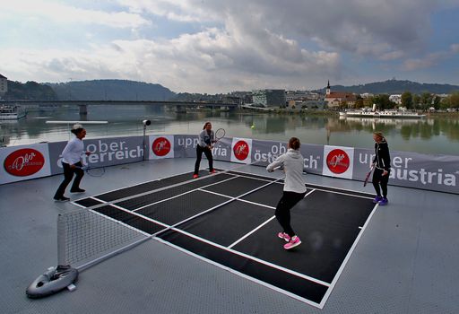 Oberösterreich Tourismus und die Veranstalter
des Generali Ladies Linz nutzten das Damentennisturnier für eine
besondere PR-Aktion zu dessen 25. Geburtstag: Zum Auftakt gaben sich
die Weltklasse-Tennisspielerinnen Lucie Safarova (zurzeit Platz 6
der Weltrangliste), Andrea Petkovic, Tamira Paszek und Babsi Haas
ein ganz besonderes Match - auf dem Wurm&Köck-Donauschiff "MS Stadt
Linz" vor eindrucksvoller Kulisse zwischen Lentos, Ars Electronica
Center und Pöstlingberg.