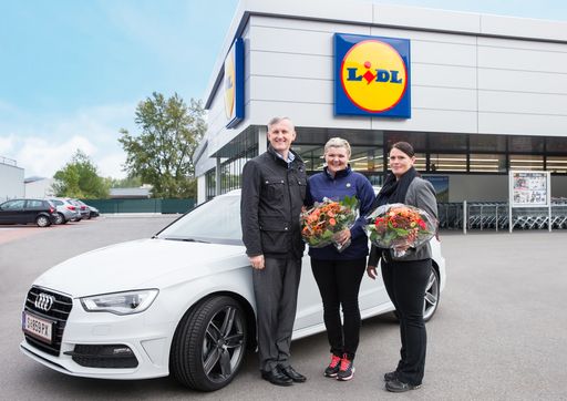 (v.l.n.r.) Alexander Deopito (Vorsitzender der
Geschäftsleitung von Lidl Österreich), Arabella Alic (Filialleiterin
Lidl Salzburg Bahnhofstraße) und Farida Homburg (Filialleiterin Lidl
Salzburg Münchner Bundesstraße) mit einem neuen Firmenauto.