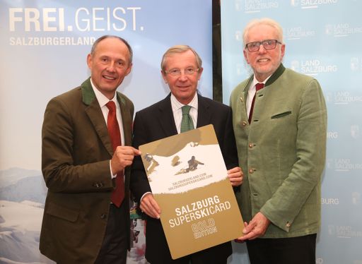  Salzburg Super Ski Card: 15 Jahre Pistenerlebnis
vom Feinsten im SalzburgerLand: SLTG Geschäftsführer Leo
Bauernberger, MBA, Landeshauptmann Dr. Wilfried Haslauer und KommR.
Ferdinand Eder, Obmann der Salzburger Seilbahnwirtschaft freuen sich
über das bei Skifans überaus beliebte Produkt.