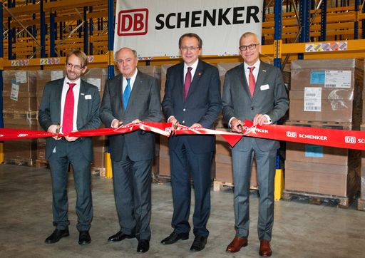 Feierliche Eröffnung des neuen Logistik-Zentrums in
St. Pölten. (v.l.n.r.) Christian Rankl, Geschäftsstellenleiter von
DB Schenker in St. Pölten; Dr. Erwin Pröll, Landeshauptmann von
Niederösterreich; Mag. Matthias Stadler, Bürgermeister der
Landeshauptstadt St. Pölten; Kurt Leidinger, CEO von DB Schenker in
Österreich und Südosteuropa