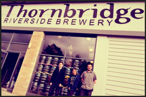 Vorschau Bild von Braulady Dominique Schilk mit den Braumeristern
der Thornbridge Brewery