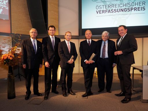  Jurymitglieder des Verein Forum Verfassung und
Preisträger: Dr. Peter Jann, Univ.-Prof. DDr. Christoph
Grabenwarter, Mag. Benedikt Kommenda, Univ.-Prof. Dr. Clemens
Jabloner, Univ.-Prof. Dr. Karl Korinek, Dr. Andreas Koller