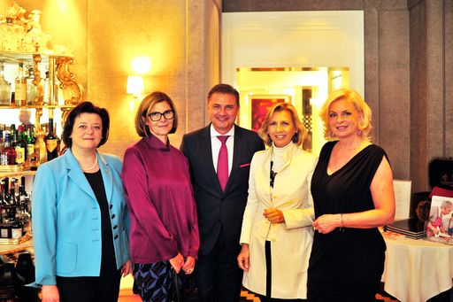 http://www.apa-fotoservice.at/galerie/7205
Benefiz-Versteigerung im Casino Restaurant Wien fand am Samstag, den
17. Oktober 2015 für den Aktionsraum des Wiener Hilfswerks statt.
v.l.n.r.: Sabine Geringer, Edith Stoss, Reinhard Deiring, Karin
Praniess-Kastner, Barbara Feldmann