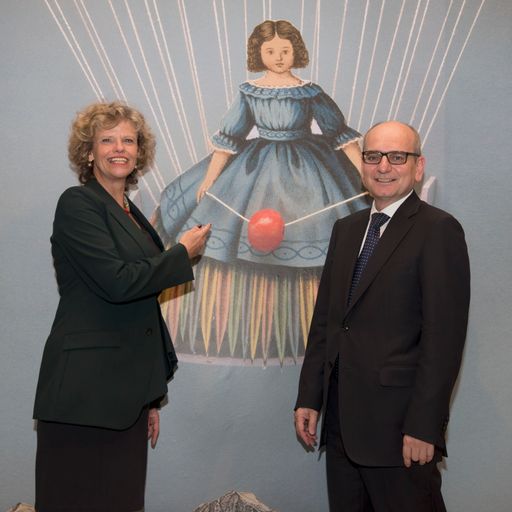  KHM Direktorin Sabine Haag und Verkehrsbüro CEO
Harald Nograsek vor „Tilly Losch“, Joseph Cornell (c. 1935-38)