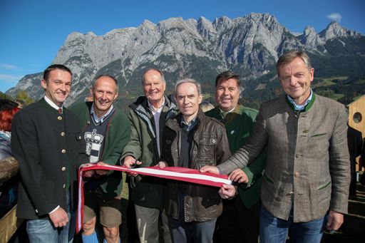 Feierliche Eröffnung des neuen „The Sound of
Music Trails“ in Werfen. Bild von l.n.r. Hannes Weitgasser
(Bürgermeister Werfen), Leo Bauernberger, MBA (Geschäftsführer
SLTG), Johannes von Trapp, Karl Obauer (Tourismusobmann Werfen),
Landesrat Hans Mayr, Landtagsabgeordneter Mag. Hans Scharfetter.