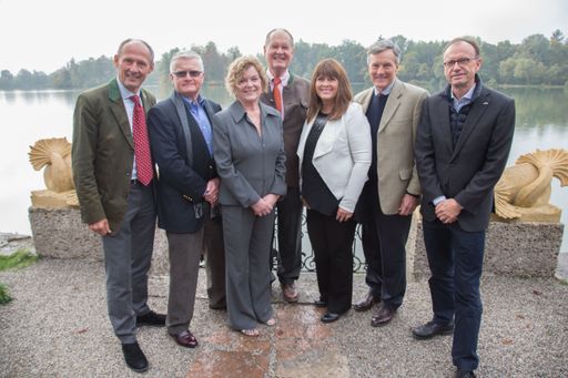 Vorschau Bild von Internationale Pressekonferenz 50 Jahre Jubiläum
"The Sound of Music" in Schloß Leopoldskron: Leo Bauernberger
(Geschäftsführer SalzburgerLand Tourismus), Duane Chase(im
Musicalfilm Kurt von Trapp), Heather Menzie Ulrich (im Musicalfilm
Louisa von Trapp), Johannes von Trapp, Debbie Turner (im Musicalfilm
;arta von Trapp), Nicholas Hammond (im Musicalfilm Friedrich von
Trapp) und Bert Brugger (Direktor Tourismus Salzburg).