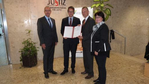  Im Bild v.l.n.r.: HR Gerhard Pichler - Leiter der
Strafvollzugsakademie, Mag. Erich Mayer - Generaldirektor für den
Strafvollzug, Gerhard Vogel - Generaldirektor Versicherungsanstalt
öffentlicher Bediensteter, Martina Petracek-Ankowitsch - Stv.
Leiterin der Abt. Unfallverhütung und Öffentlichkeitsarbeit und des
Referates Gesundheitsförderung