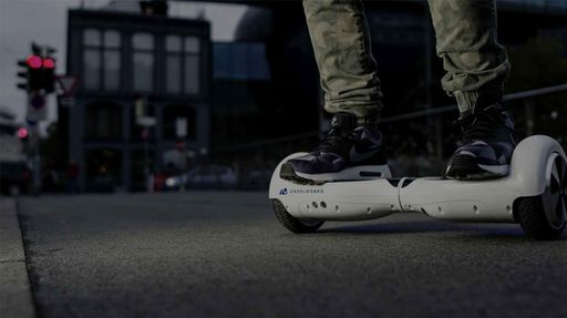  Das selbst balancierende AngelBoard startet mit dem
Verkauf und macht das Hoverboard zur Realität.