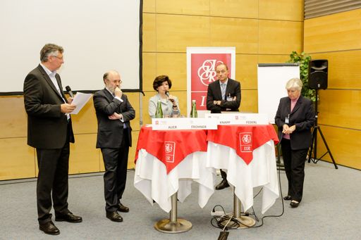 Die Diskutanten der Plenumsdiskussion mit dem Moderator Bernhard
Rupp, AK NÖ, SC Dr. Clemens Martin Auer, Bundesministerium für
Gesundheit, Ursula Frohner, Österreichischer Gesundheits- und
Krankenpflegeverband, Prim. Univ.-Doz. Dr. Rudolf Knapp,
Österreichische Ärztekammer, Dr.in Ingrid Federl, MSc, Oö.
Gesundheits- und Spitals-AG.