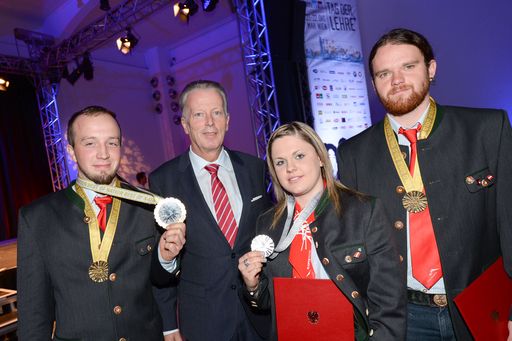 Bundesminister Mitterlehner mit Medaillen-Gewinnern
der WorldSkills 2015.