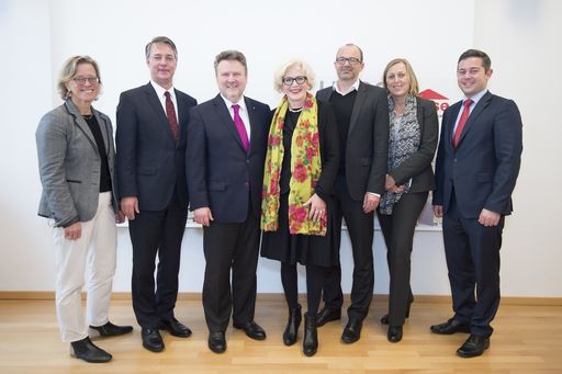 http://www.apa-fotoservice.at/galerie/7228 Besuch
des Deutschen Staatssekretärs im Bundesministerium für Umwelt,
Naturschutz, Bau und Reaktorsicherheit: Herr Gunther Adler in Wien.
v.l.n.r: Monika Thomas, Stadtbaurätin Stadt Wolfsburg - Gunther
Adler, Baustaatssekretär - Michael Ludwig, Wohnbaustadtrat Wien -
Barbara Ettinger-Brinckmann, Präsidentin der deutschen
Bundesarchitektenkammer - Christian Aulinger, Präsident der
österreichischen Bundeskammer der ZiviltechnikerInnen - Christiane
Schwarte, Unterabteilungsleiterin BMUB - Mathias Steinhauser,
Deutsche Botschaft in Österreich