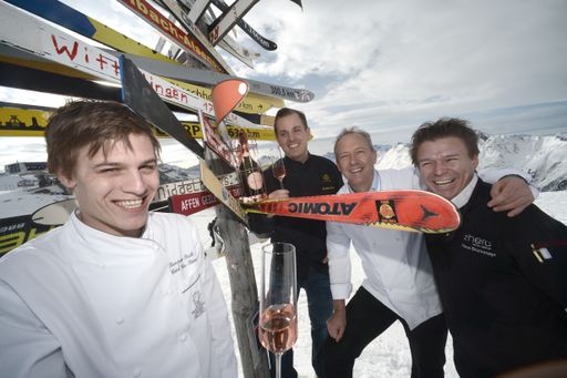Ischgls kulinarische Speerspitze freut sich über
abermalige Top-Bewertungen heimischer Tester (v.l.): Benjamin Parth
(Stüva), Gunther Döberl (Schlossherrnstube), Martin Sieberer
(Paznauner Stube) und Klaus Brunmayr (Lucy Wang). [nicht im Bild:
Küchenchef des MAD]