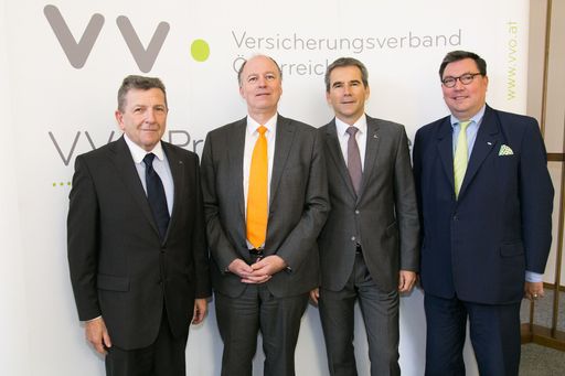  http://www.apa-fotoservice.at/galerie/7201/ Im Bild
v.l.n.r.: Dr. Ernst Geiger (Abteilungsleiter im Bundeskriminalamt),
Dr. Othmar Thann (Direktor des KFV), Hartwig Löget
(VVO-Vizepräsident), Dr. Louis Norman-Audenhove (Generalsekretär des
VVO)