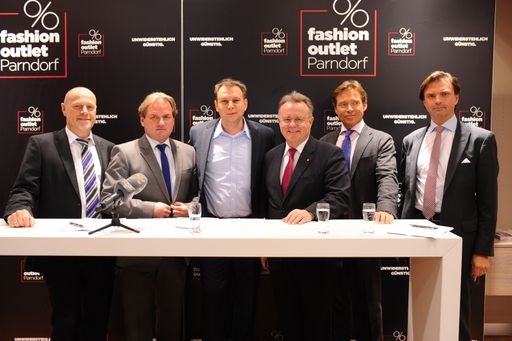 Vorschau Bild von Bürgermeister Wolfgang Kovacs, Thomas Reichenauer
(Managing Director ROS Retail Outlet Shopping), Moderator Meinrad
Knapp, Landeshauptmann Hans Niessl, Erwin Krause (Investor &
Eigentümer BETHA Zwerenz & Krause), Thomas Seikmann (Investor
Vertreter)