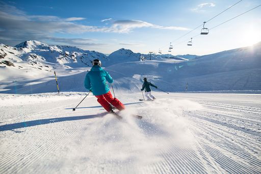 Die Zillertal Arena wird den bevorstehenden Winter mit einem
neuen und langersehnten Highlight eröffnen: die längste Talabfahrt
Österreichs bietet mit 1.930 Höhenmetern Pistenspaß pur – und das
auch noch in einem Stück befahrbar! Die Talabfahrt Zell am Ziller
ist damit österreichweit die Piste mit dem größten Höhenunterschied
und macht ihrem Namen als HöhenFresser-Tour alle Ehre.